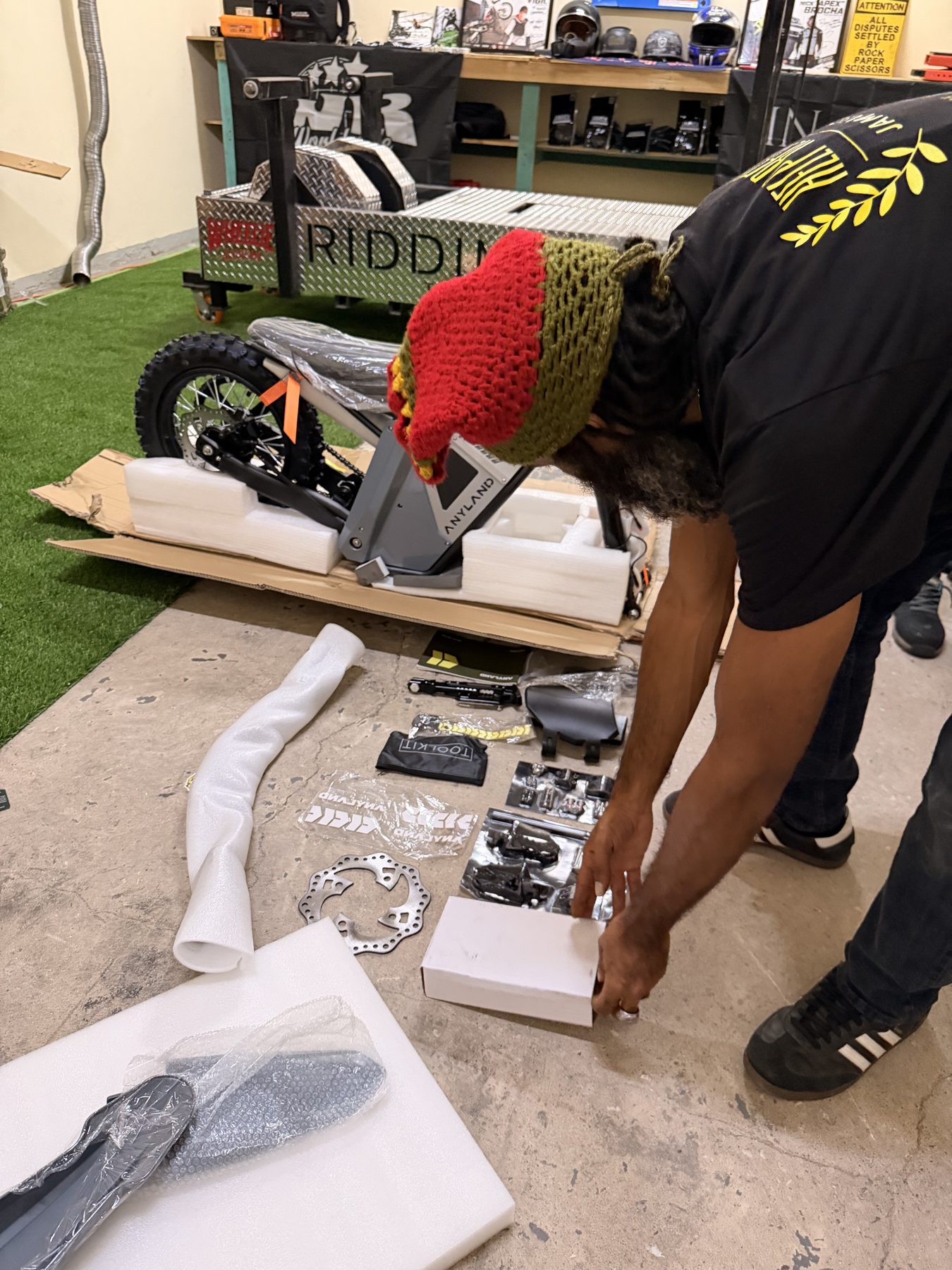 Biggz General unboxing the Riddim and Ride simulator