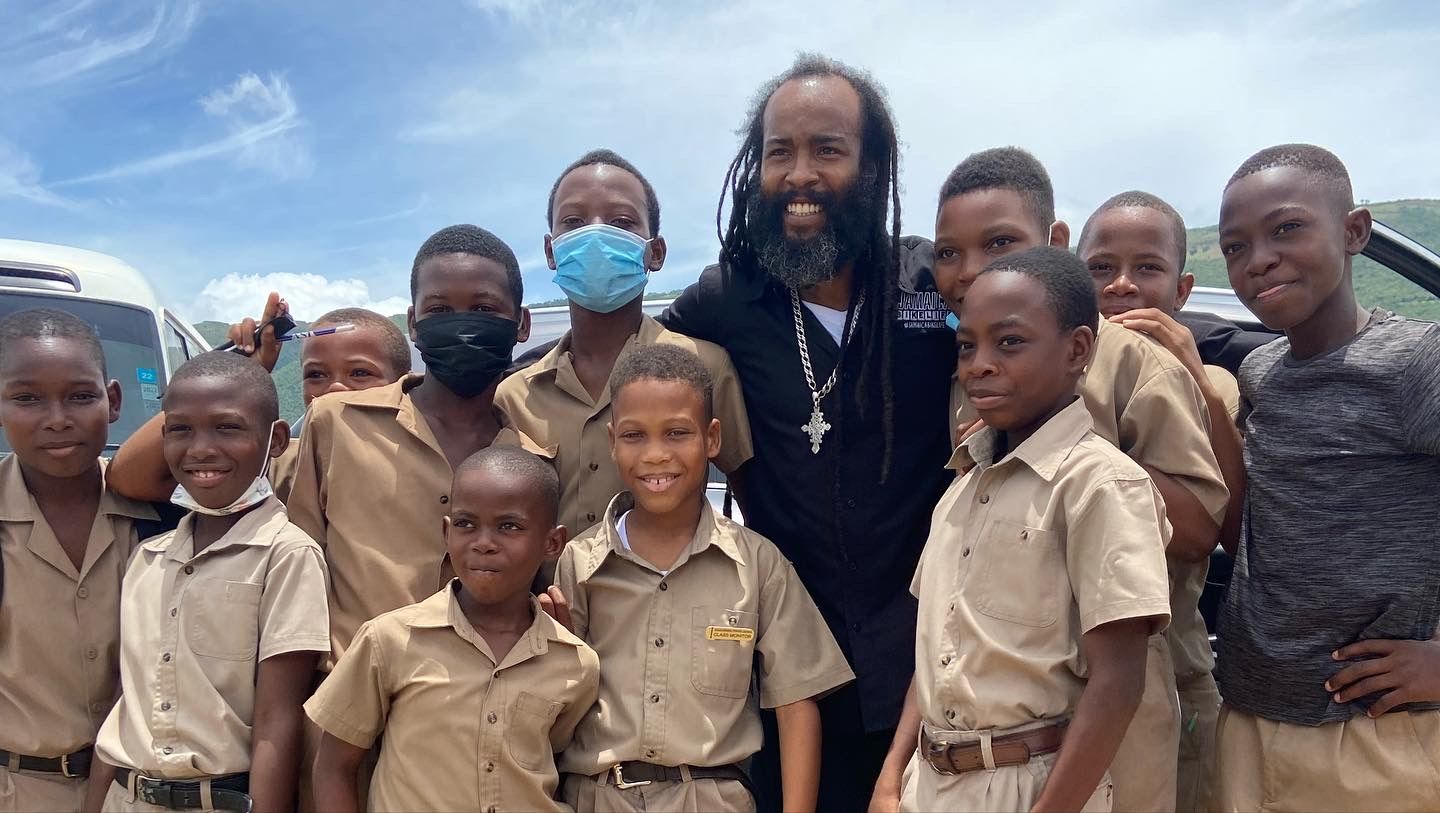 Biggz General with schoolchildren
